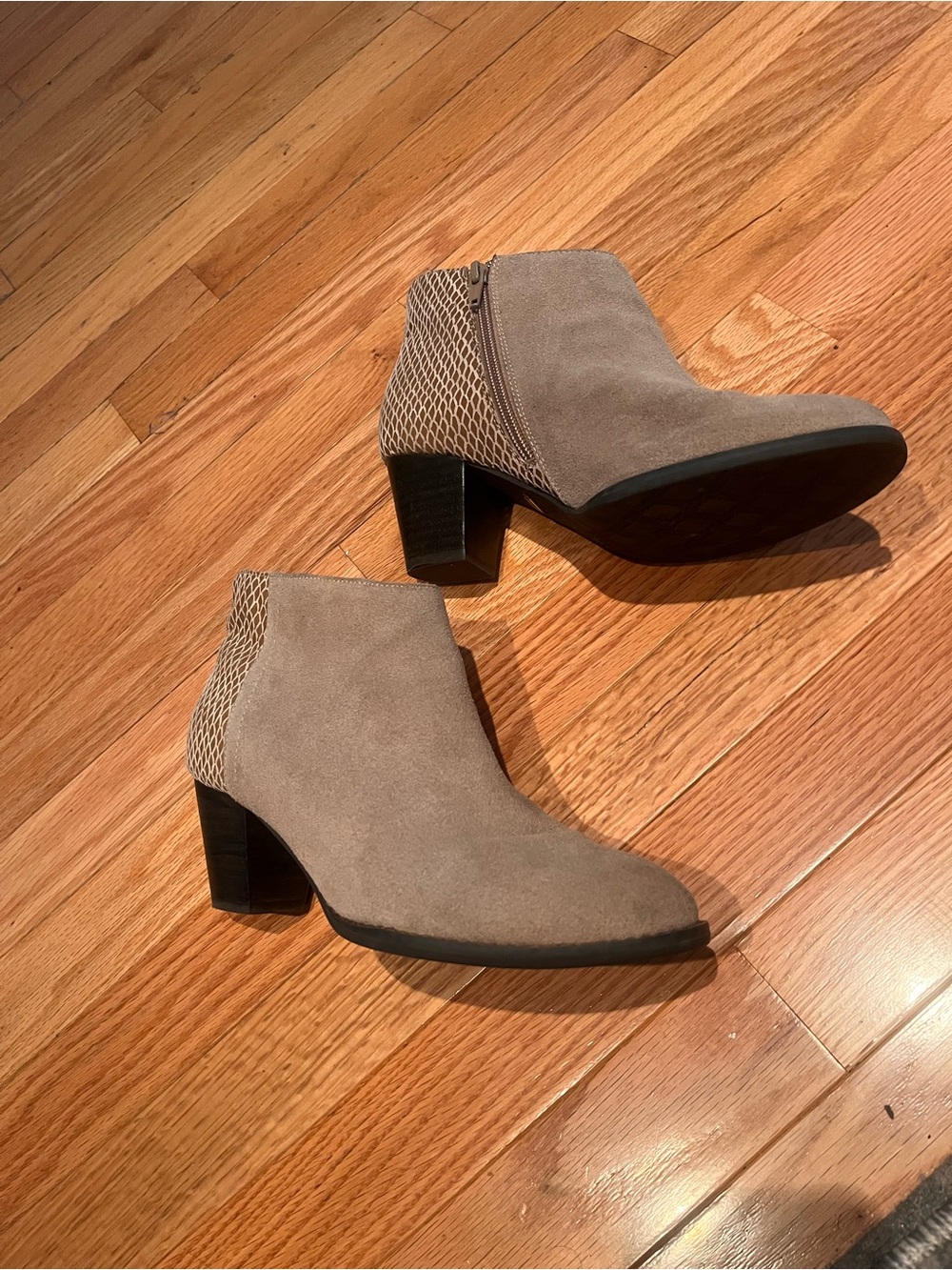 Vionic Taupe Suede Ankle Booties with Textured Heel size 7